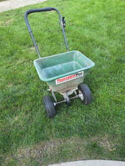 Precision Pro Broadcast Fertilizer Spreader