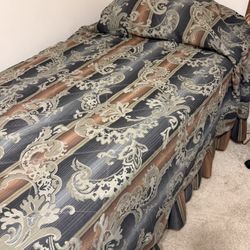  Twin Beds (Like New!)