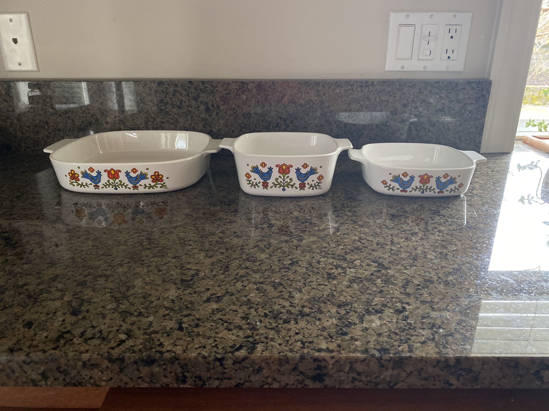 3 Corning ware pieces with lids. Fun collectible retro 1970’s Country Festival pattern.