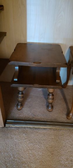 2 matching end tables