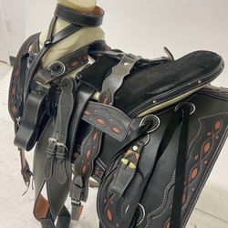 Monturas charras de cuero con fuste amplio