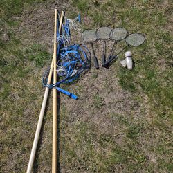 badminton set (net and rackets, and Birdies)
