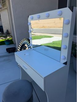 A small vanity with bench good condition