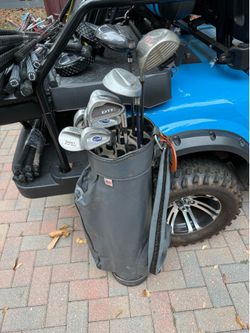 Mens right handed golf club set. Complete set with golf bag