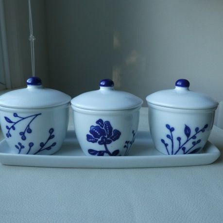 Set Of 3 Porcelain Condiment Bowls/Jars With Lids And Tray