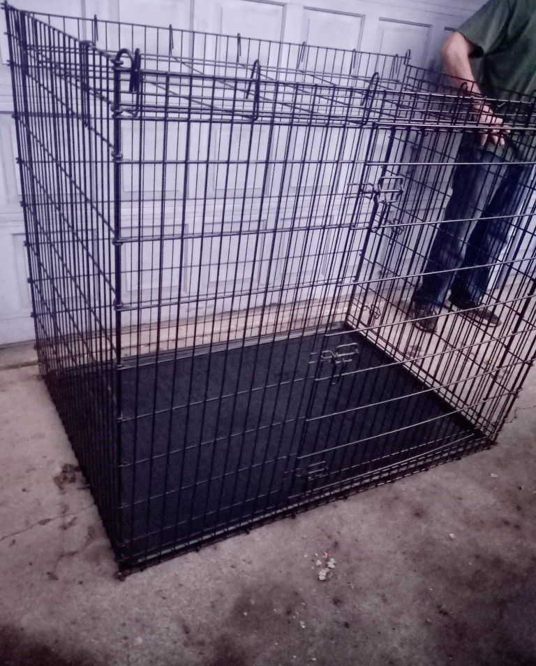 XXLARGE WIRE DOG CRATE.