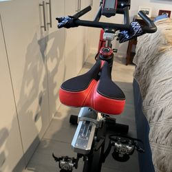 SOLE Fitness SB900 Light Upright Indoor Stationary Bike