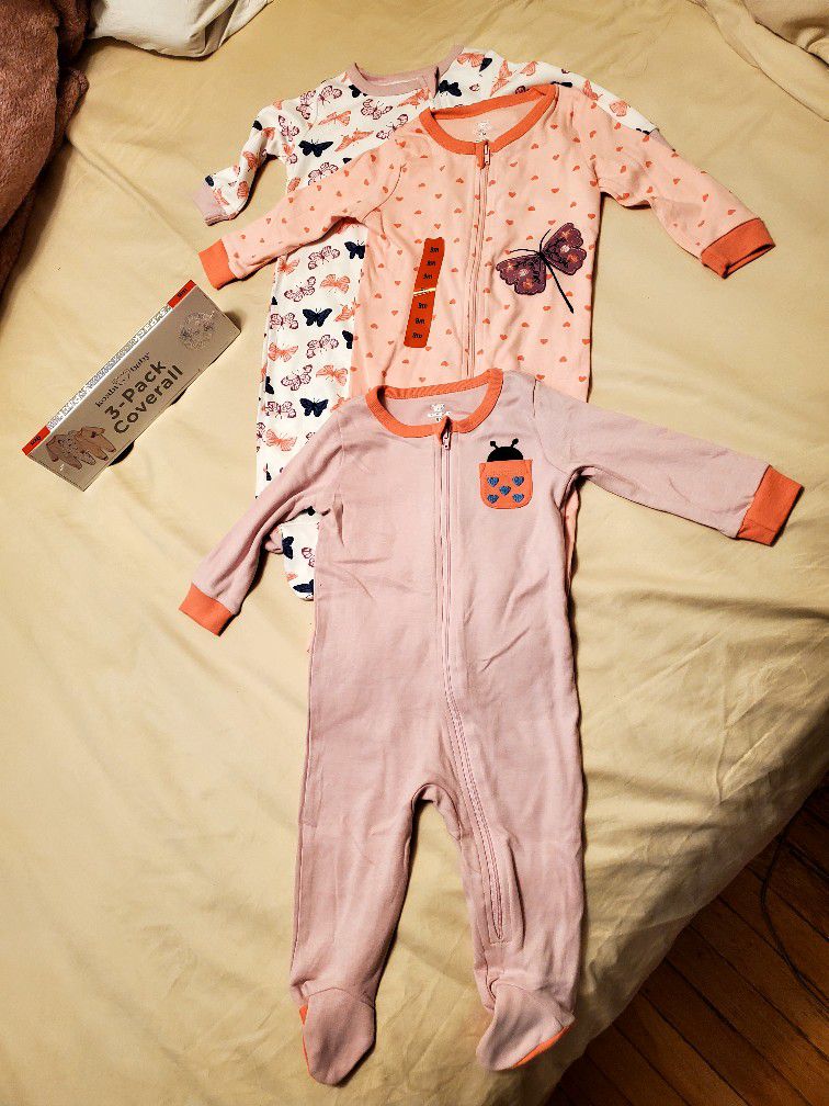 Koala Baby 3-piece Sleep & Play Set Sizes: 9M Colors:  Pink (butterfly)

Features:
Three Sleep and Play Coveralls
Zipper Closure Down Front
Zipper Cov