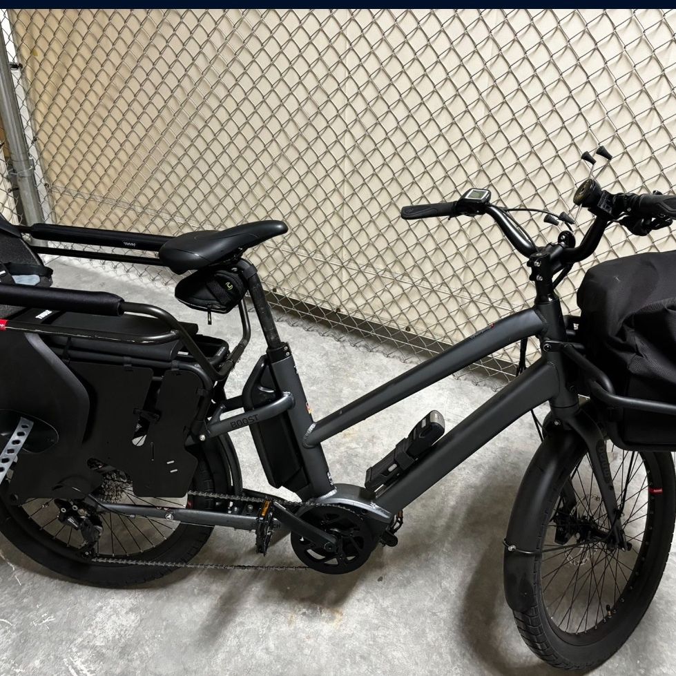 Benno Boost XL Frame With Thule Cargo Seat and Cargo Rack In Front