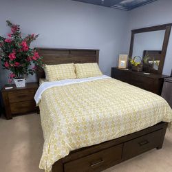 Branda New  Antique Oak Queen Bedroom Set / 4pc Delivery And Financing Available 