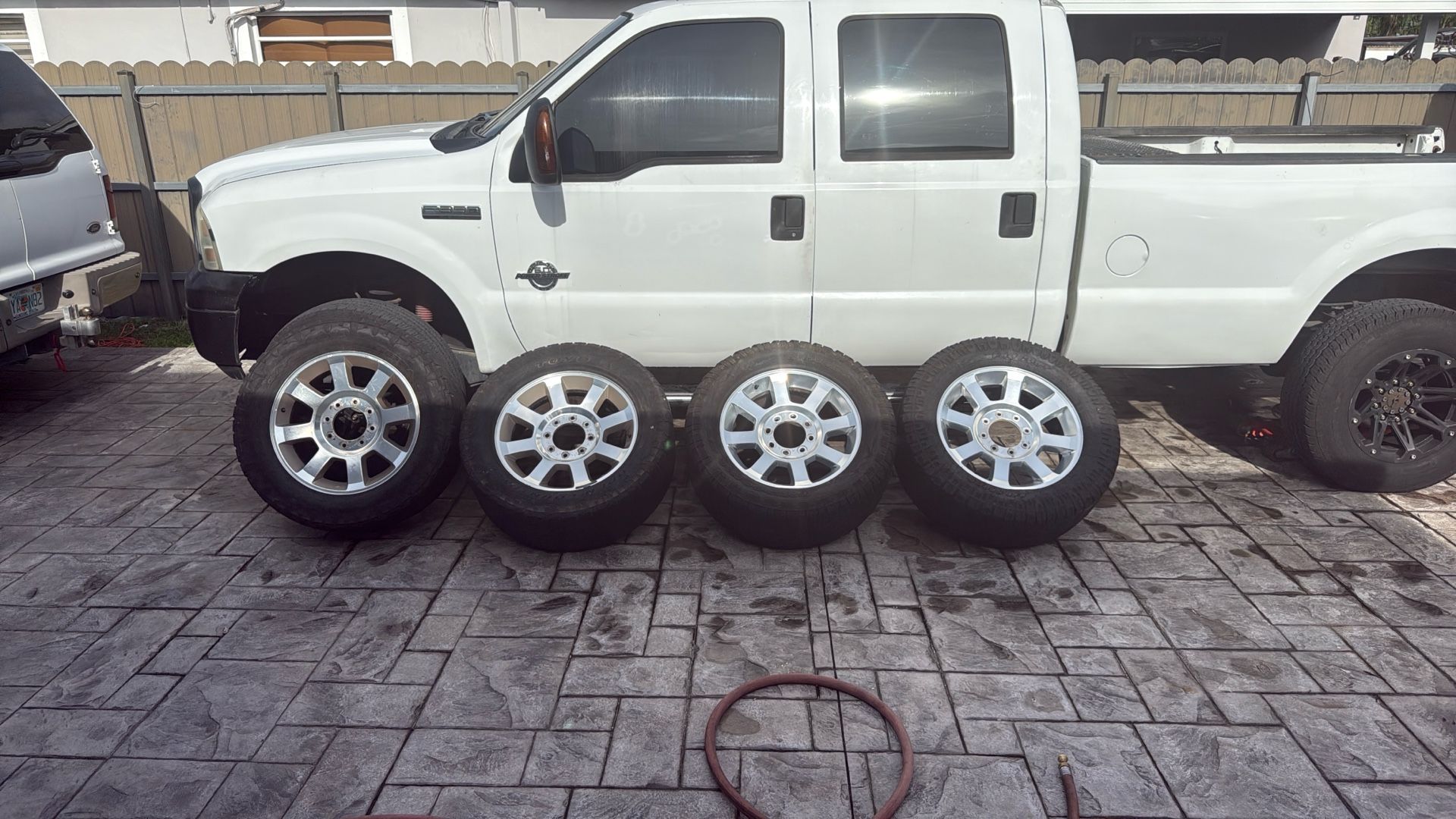 Rims 20” Ford 8 Lóg $250 Tire No Good Las Gomas No Están Buena $250