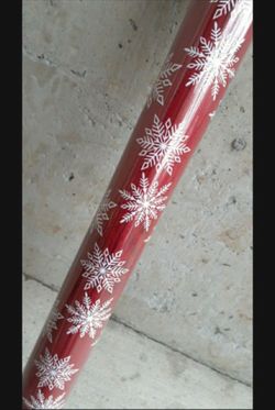 NEW 
PREMIUM HEAVYWEIGHT GIFT WRAP 
180 SQ FT 
2.5 FT X 24 YARDS 
76.2 CM X 21.94 M 
