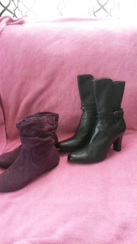 Los dos pares de botas por 10 dollares size 8 las negras y 7 las moradas