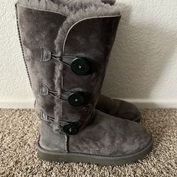 Women’s UGG Bailey Button Boots in Gray Suede  Size 7