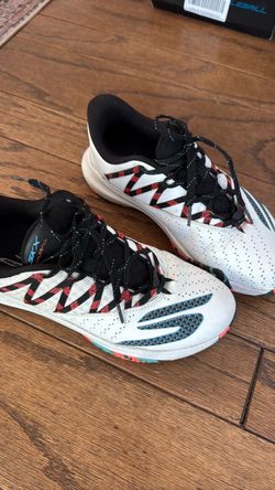 Used women’s Pickleball shoes Skechers size 8.5