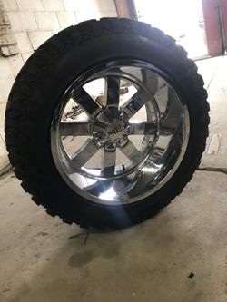 Moto metal. Chevy 6 lougs. 37x13.50 r22