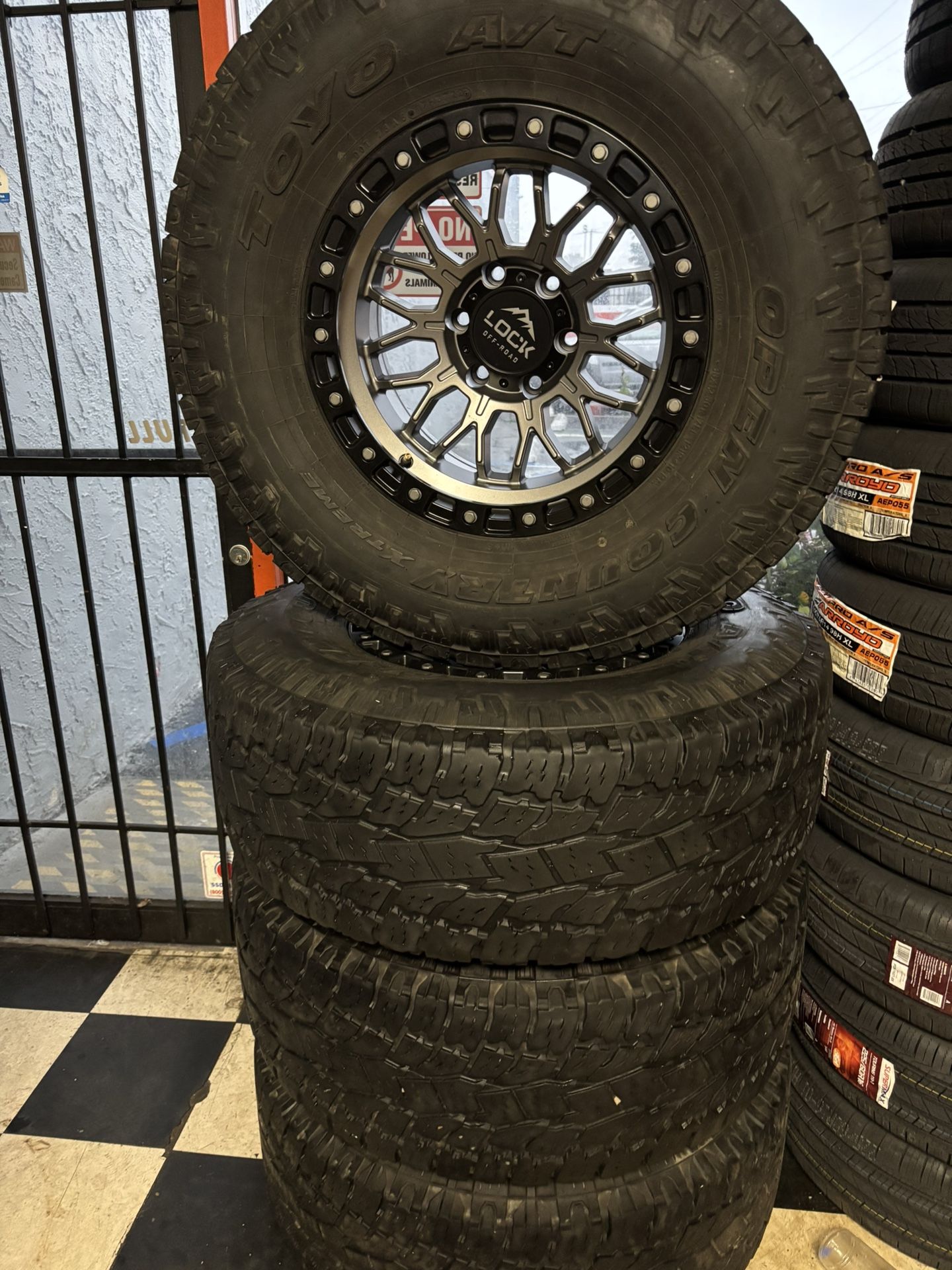 Bendo Un Set De Rines Nuevos Con Llantas Usadas 35x12.50.R17 Para Toyota Tacoma Chevy Silverado