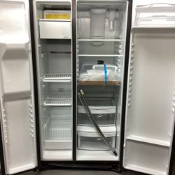 Ge Side-by-Side Refrigerator in Adjustable Clear Door Bins with Fresh Food Multi-Level Drawers and Adjustable Slide-out Spillproof Glass Shelves