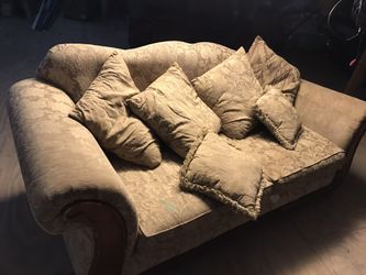 Tan Love Seat With 6 Cushions In Good Condition Great addition to your living room