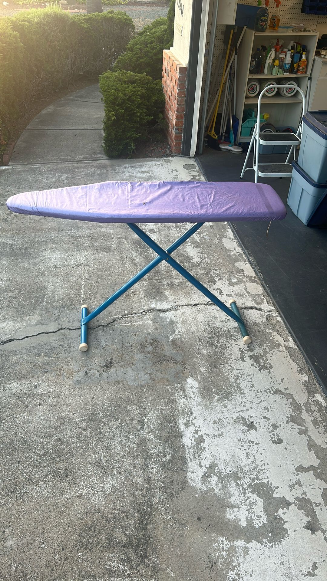 Foldable ironing table