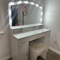 Makeup Vanity – Great Condition 💄✨