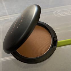 MAC Bronzing Powder In Matte Bronze (swatched I Think)