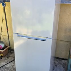 Magic Chef 10.1 cu. ft. Top Freezer Refrigerator in White