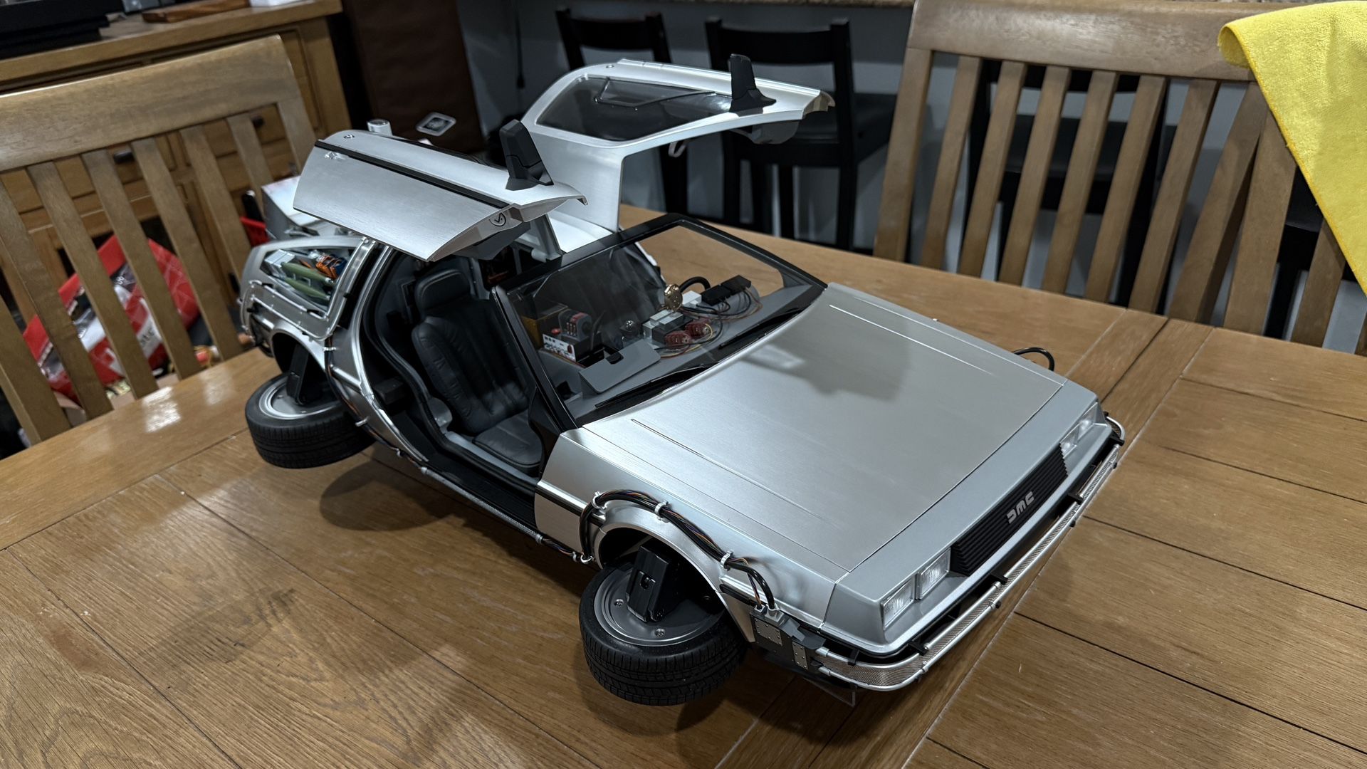 Hot Toys Back to the future II Delorean Time Machine 1/6 scale