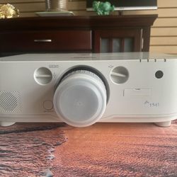 Good Projector - Model: NEC PA622U