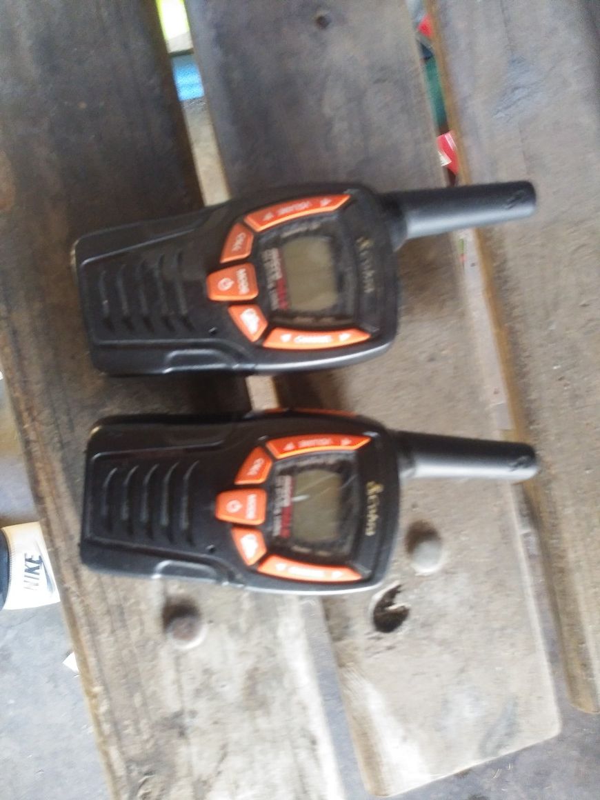 4 Walkie talkie $ 40...