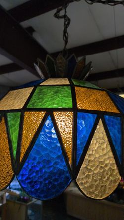 😍 GORGEOUS & very colorful Tiffany style hanging chandelier 😍
IN PRISTINE CONDITION
20" WIDE X 15" TALL