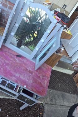Lighted mirror vanity