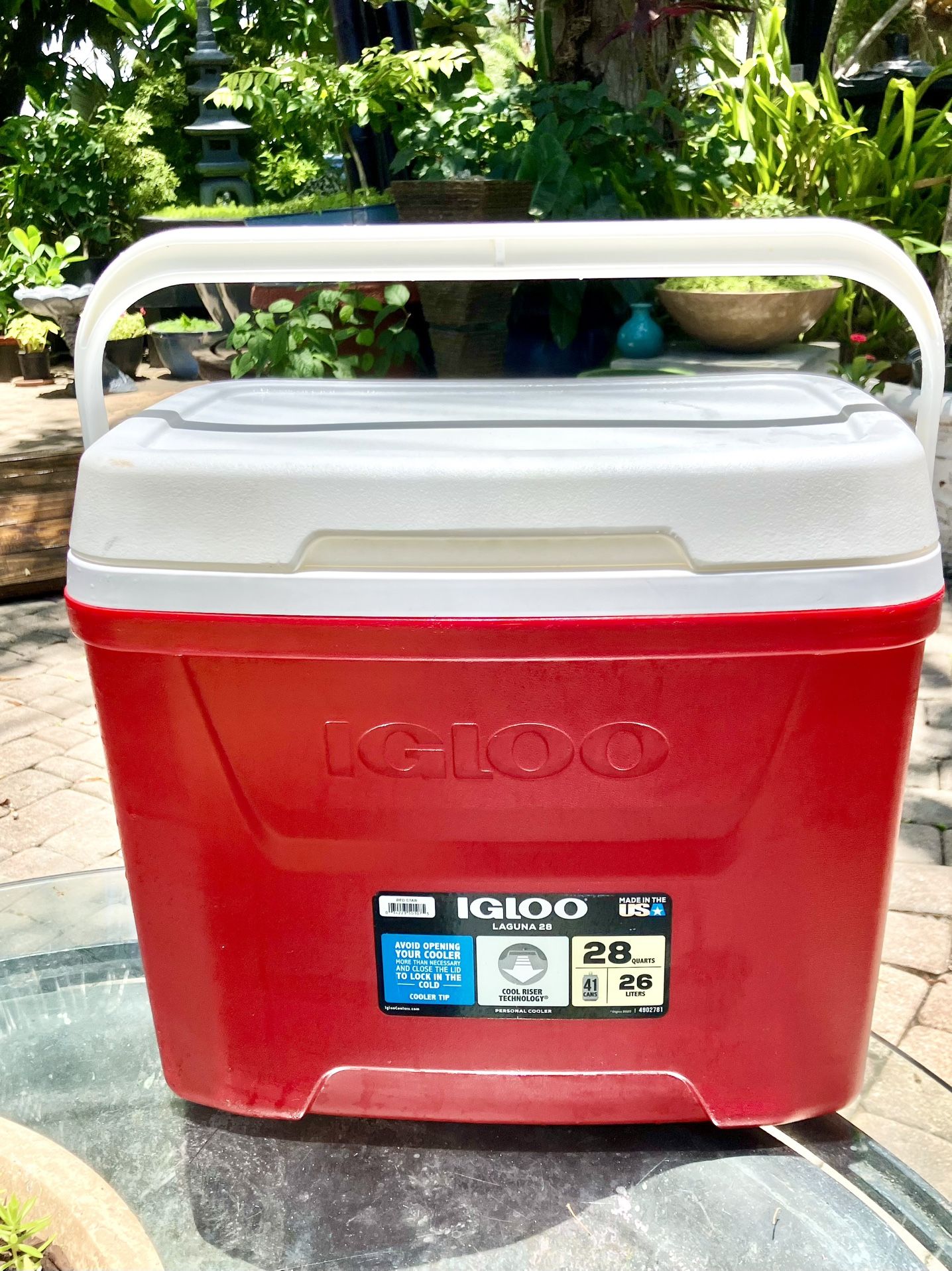 Igloo Laguna 28: 18”W x 12”D x 15.28”
