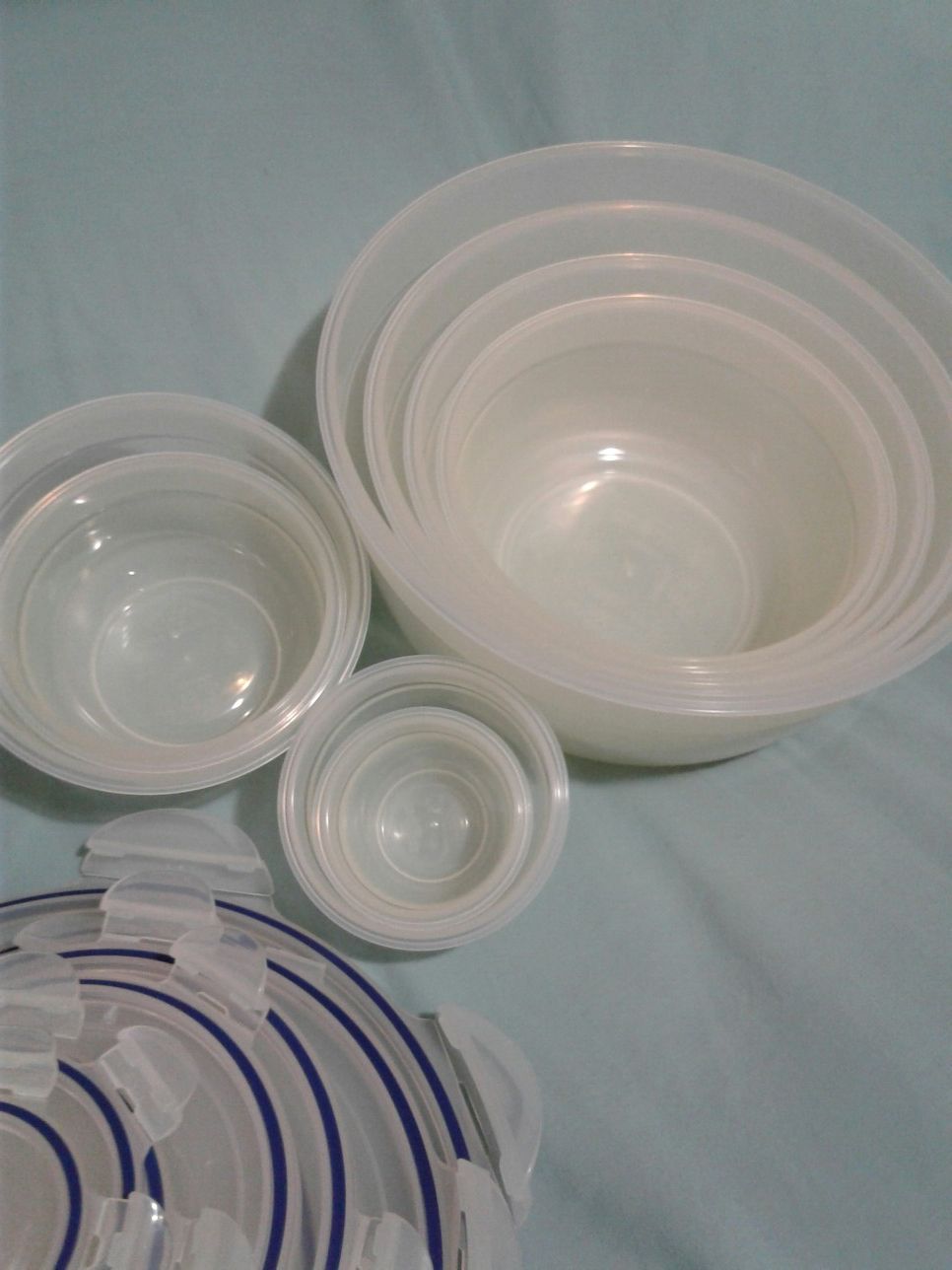 STORAGE BOWLS WITH LIDS (Set of 8) Lock & Lock graduated plastic