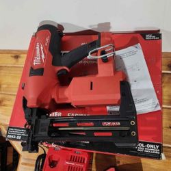 Milwaukee M18 'Fuel' Utility Fencing Stapler, High Output Battery, Rapid Charger