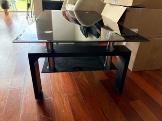 Black coffee table ,mesa negra de centro rectangular de cristal 43”L -24”w $30.00