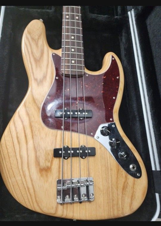 FENDER deluxe Jazz Bass