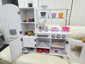 KidKraft Play Kitchen With Playfood