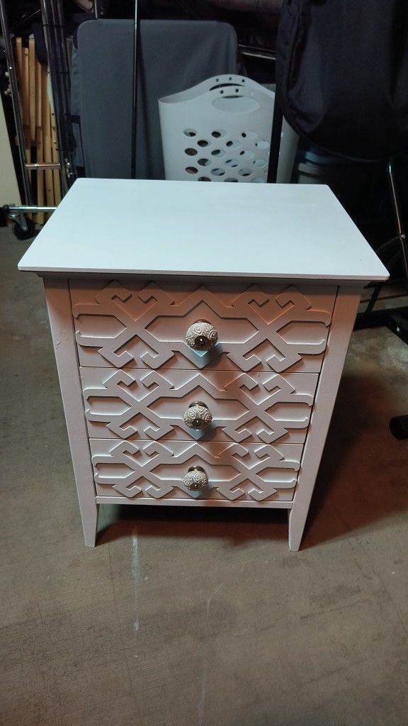 (2013) Target Accent Nightstand End Table (White) For Sale!!!
