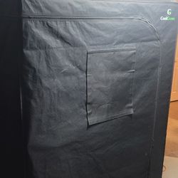 Grow Tent w/ 2 Full Spectrum Lights And Extras.