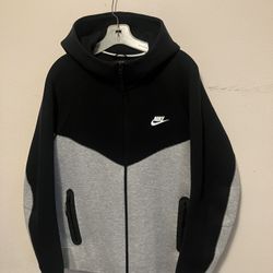 Men’s Nike Tech Fleece set. $120