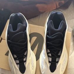 Yeezy 700 V3 Azael Size 10