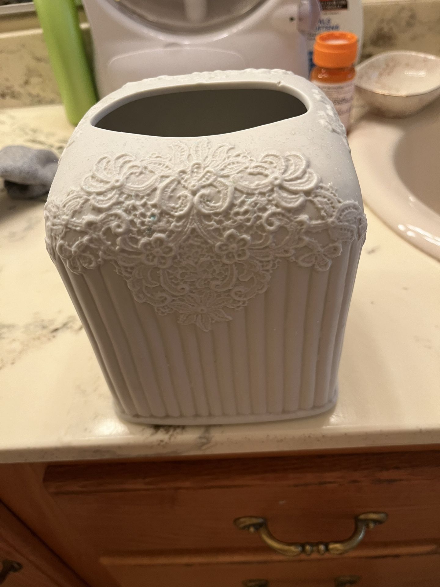 Beautiful Heavy Ceramic Off White Tissue Holder