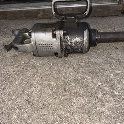 Central pneumatic impact wrench