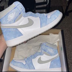 Jordan 1 Hyper Royal 