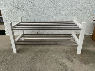 Solid shoe rack