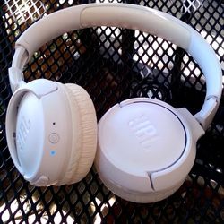 JBL Tune 520BT - Wireless On-Ear Headphones, Up to 57H Battery Life and Speed Charge, Lightweight, Comfortable and Foldable Design, Hands-Free Calls