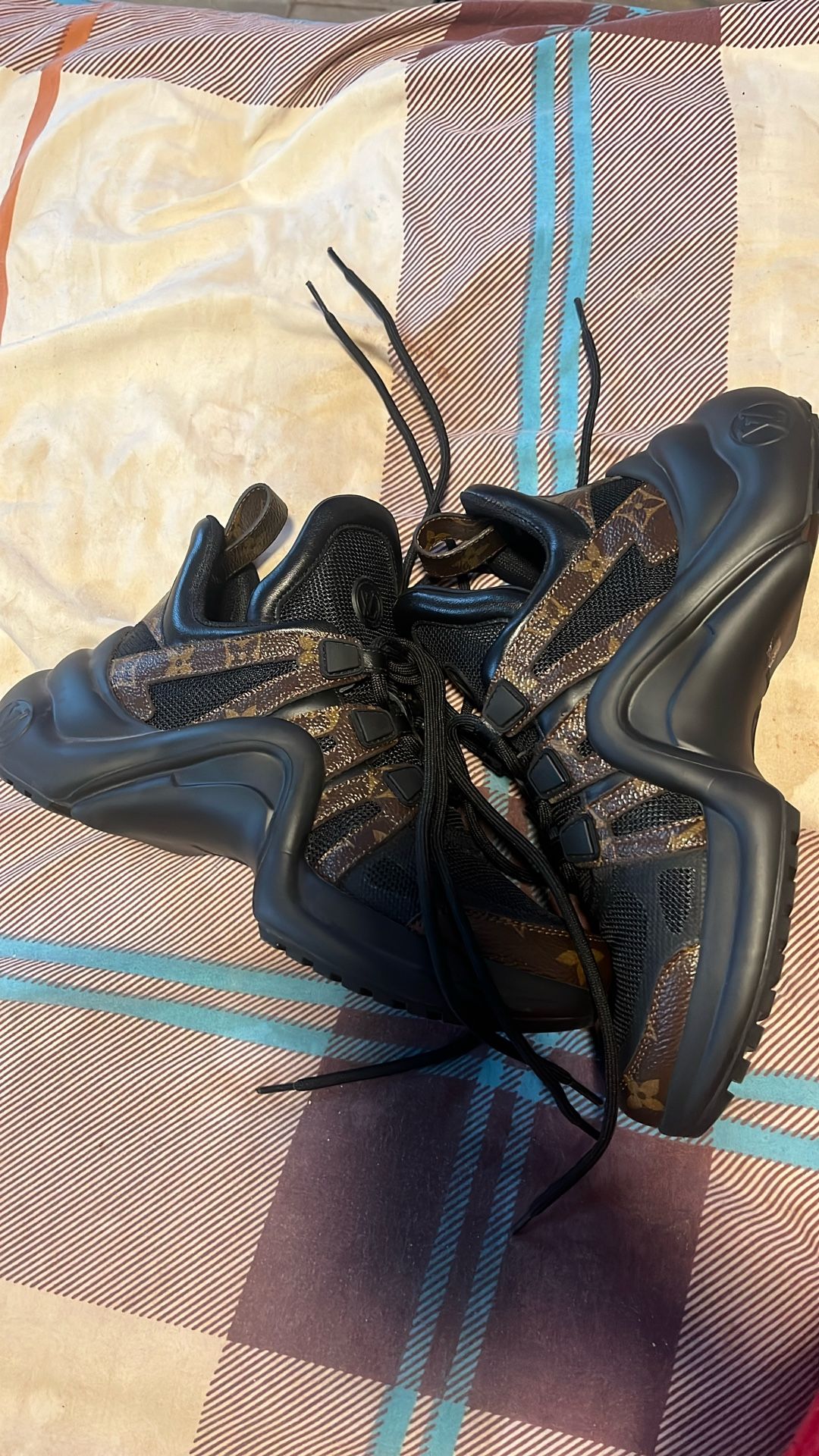 LOUIS VUITTON SNEAKERS SIZE 36 1/2 Worn 2X)