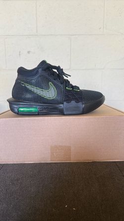 Nike LeBron Witness VIII BOYS SIZE 4