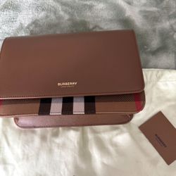 Woman’s Burberry Cross Bag 